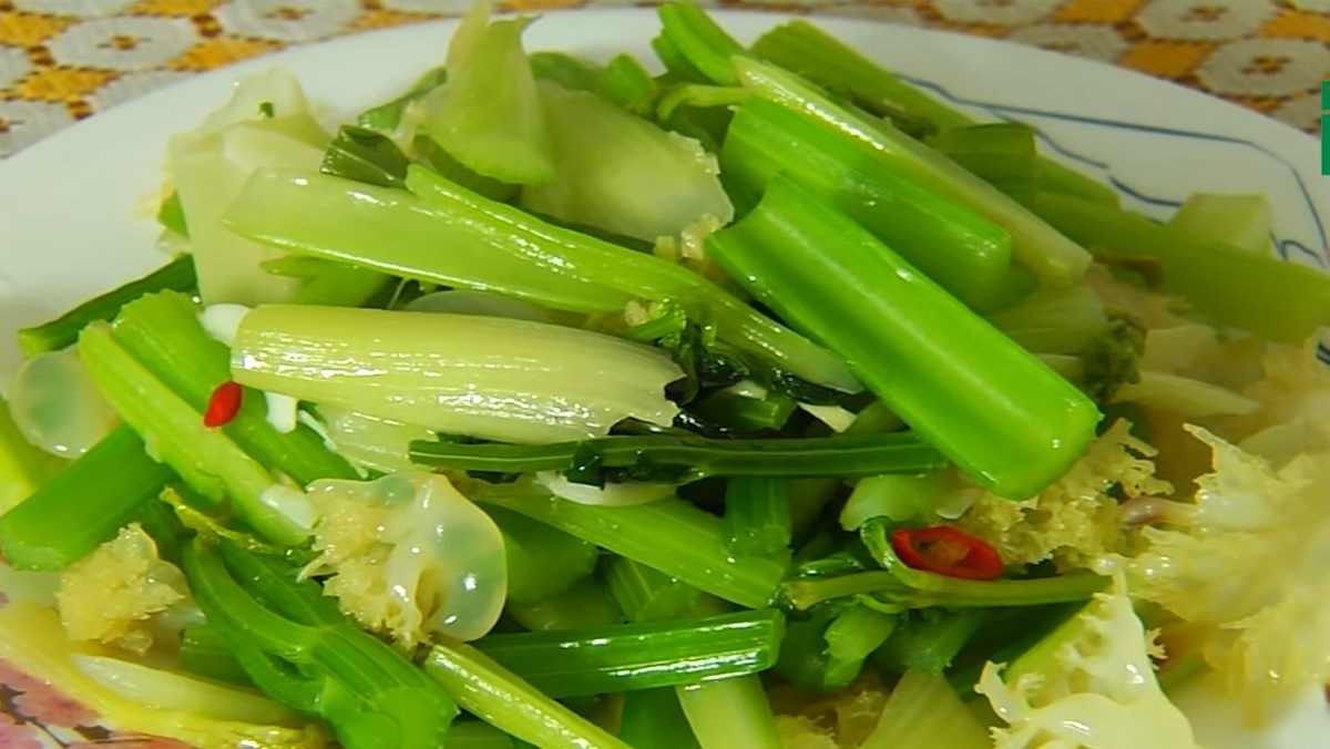 2 cách làm sứa xào cần tây thơm ngon dai giòn đổi món cho bữa cơm nhà