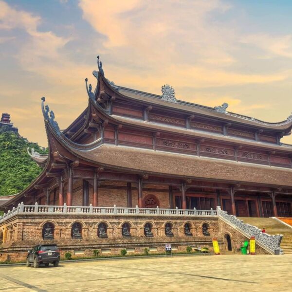 Toàn cảnh chùa Ngọc trên đỉnh núi Thất Tinh thuộc quần thể chùa Tam Chúc.