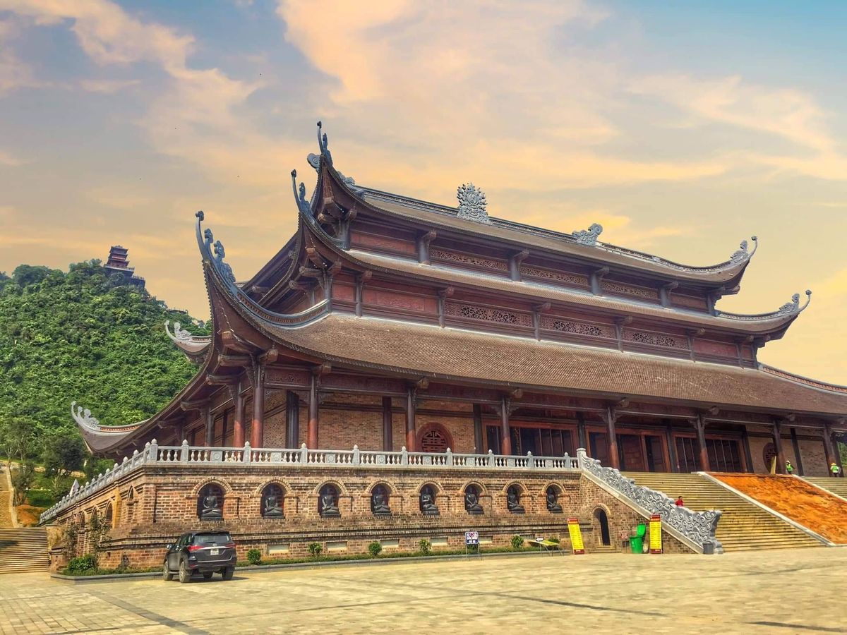 Toàn cảnh chùa Ngọc trên đỉnh núi Thất Tinh thuộc quần thể chùa Tam Chúc.