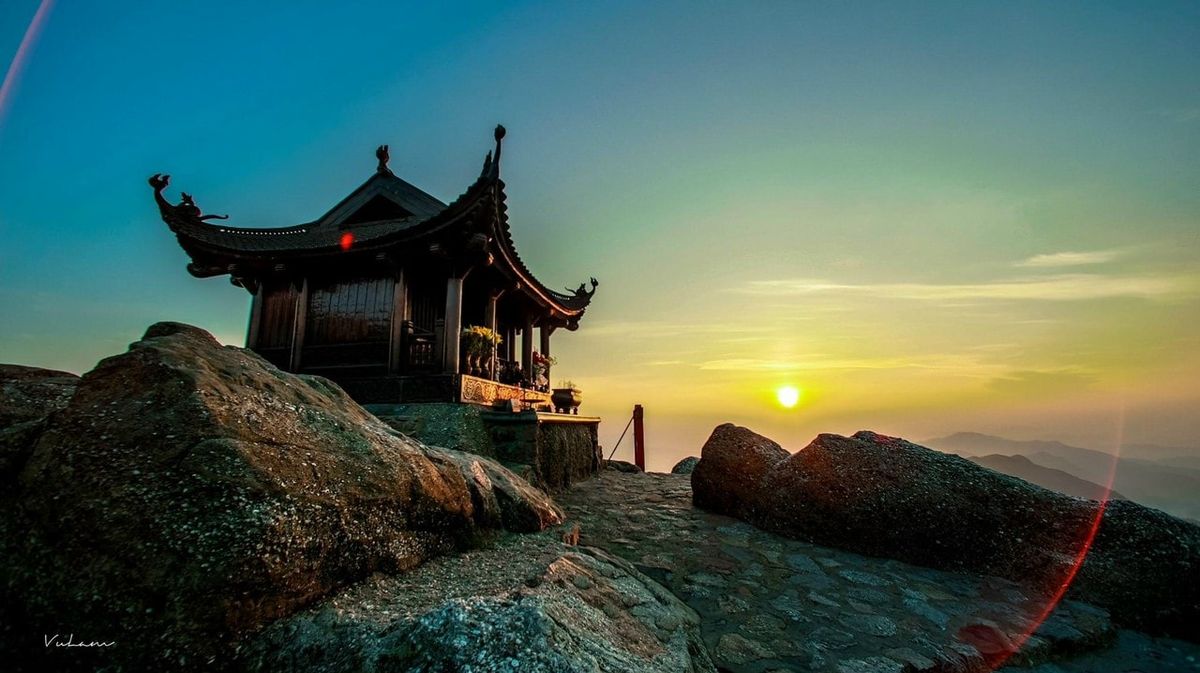 Chùa Đồng Yên Tử ẩn hiện trong mây trên đỉnh núi cao 1068m.