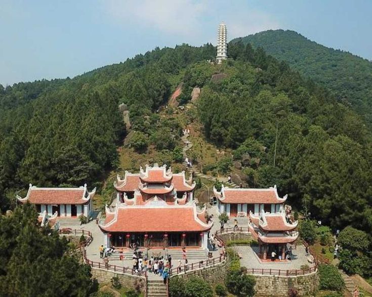 Hàng nghìn du khách trảy hội chùa Hương, vãn cảnh suối Yến đầu xuân.