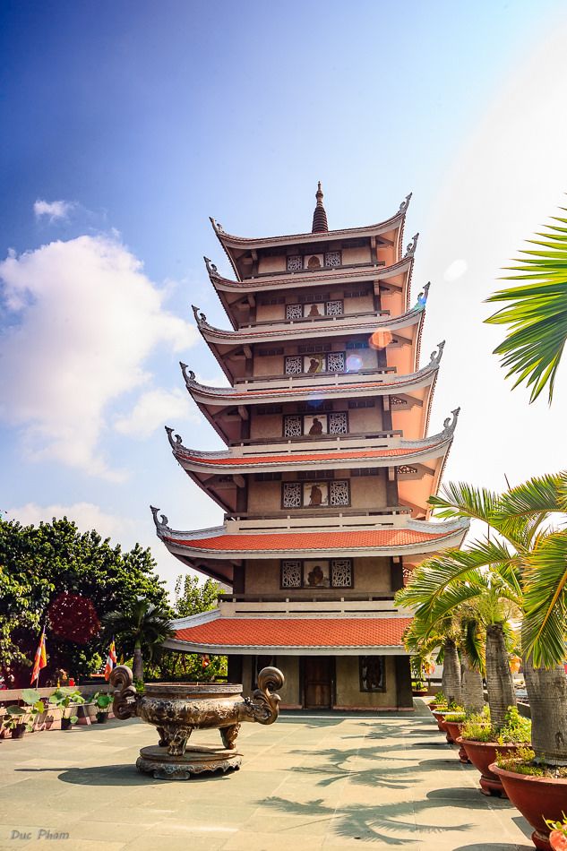 Người dân đi lễ chùa Vĩnh Nghiêm cầu may đầu năm 2026