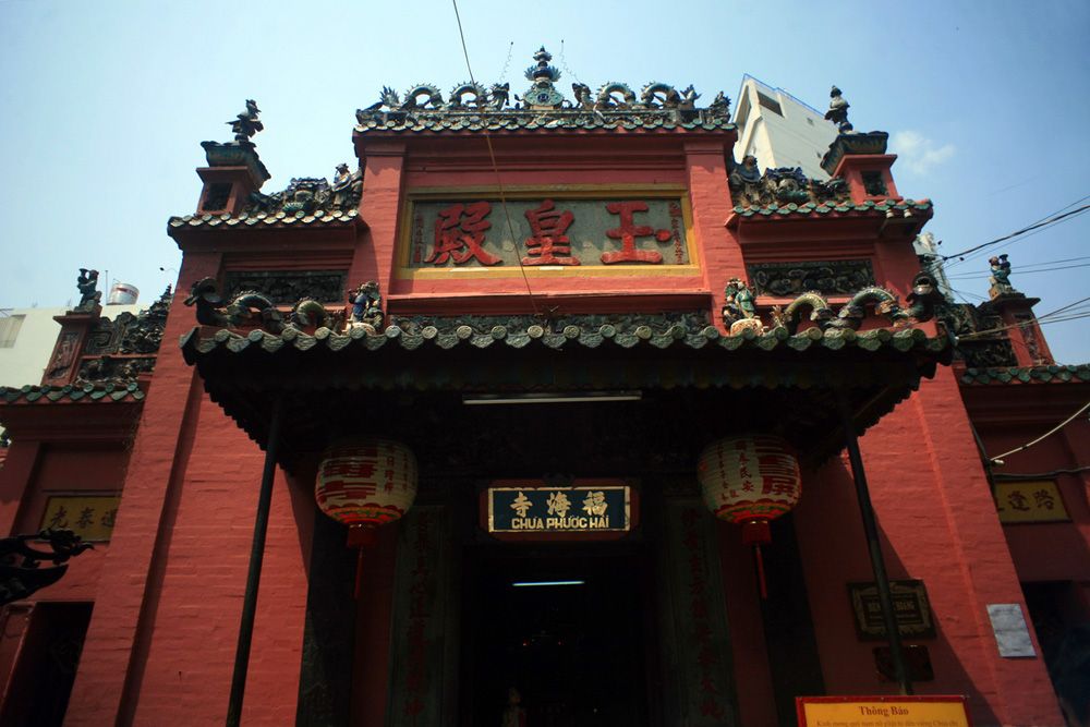 Khách du lịch tham quan Chùa Ngọc Hoàng dịp Tết Bính Ngọ